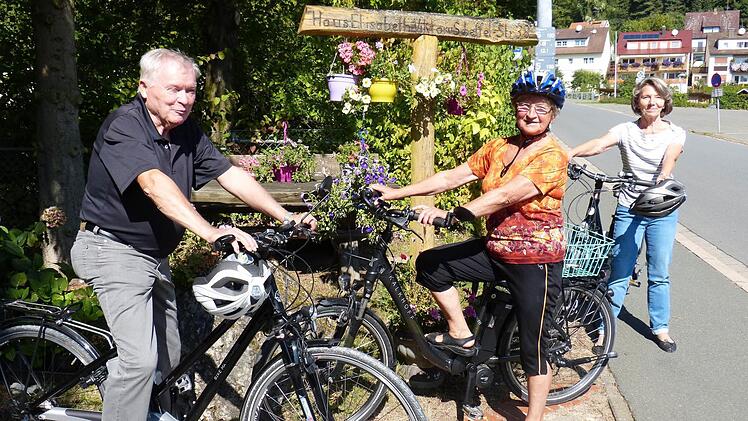 Treffen sich zu einem Ausflug mit ihren Pedelec (von links): Gerhard Schmidt, Schwester Sigrid und Ilse Schmidt. Foto: Carmen Schwind
