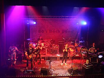 Steve's 80's Back Band eröffnete die 17. Rocknacht in der Fortuna Kulturfabrik.  Foto: Yannick Hupfer