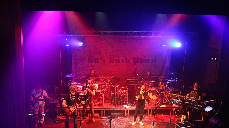 Steve's 80's Back Band eröffnete die 17. Rocknacht in der Fortuna Kulturfabrik.  Foto: Yannick Hupfer