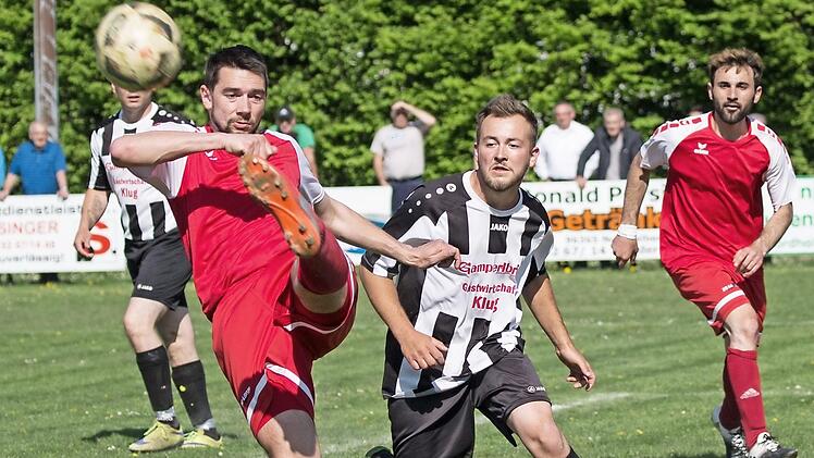 Fabian Schreiner (rotes Trikot) und die SG Nordhalben werden in der A-Klasse 5 als großer Favorit auf die Meisterschaft gehandelt. Heuer müssen sie dabei unter anderem die Hürde bei der neu gegründeten Spielgemeinschaft aus Nurn und Tschirn mit Adrian Maric (schwarzes Trikot) meistern.  Foto: Heinrich Weiß