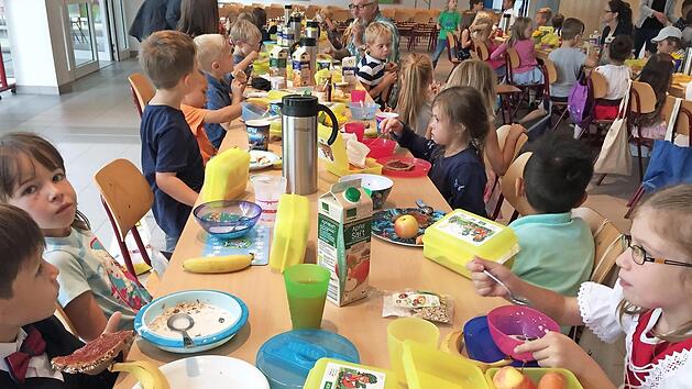 Die Bio-Lebensmittel wurden gleich gekostet. Foto: privat