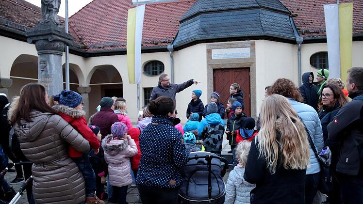 Pfarrer Thomas Ringer erläuterte den Ablauf.   Foto: Johanna Blum