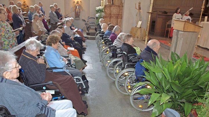 Viele Rollstühle und Rollatoren waren vor den Altarstufen aufgefahren. Hier konnten die Behinderten ganz bewusst den Gottesdienst mitfeiern.  Fotos: Wolfgang Ortloff