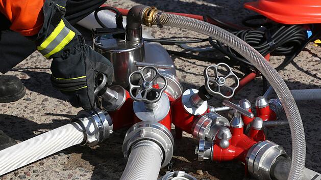 Drei Feuerwehren k&auml;mpften am Mittwochnachmittag gegen ein Feuer am Oschenberg in Oberfranken. Symbolfoto: Bernd W&uuml;stneck/dpa