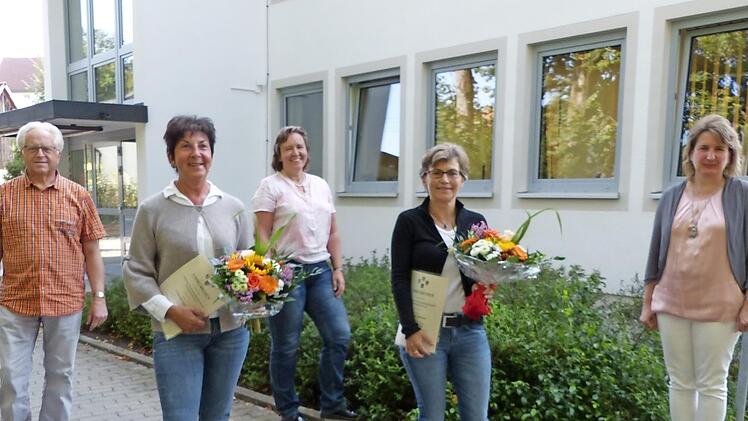 Gabriele Fuchs und Gabriele Hübner feierten Dienstjubiläum in der Verwaltungsgemeinschaft Untersteinach. Im Bild (von links) Kupferbergs Bürgermeister Harald Michel, Gabriele Fuchs, Geschäftsstellenleiterin Christiane Schuck, Gabriele Hübner und VG-Vorsitzende Doris Leithner-Bisani  Foto: Klaus-Peter Wulf