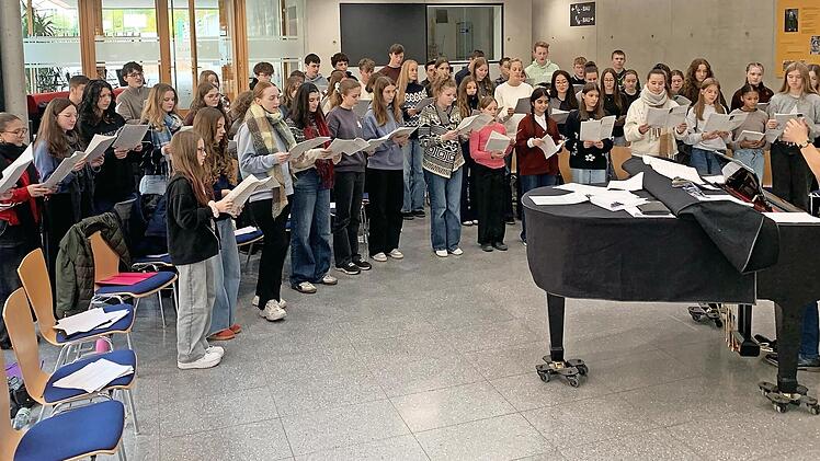 Der Chor lernt das Stück „I will light candles this christmas“ des Norwegers Kim André Arnesen.