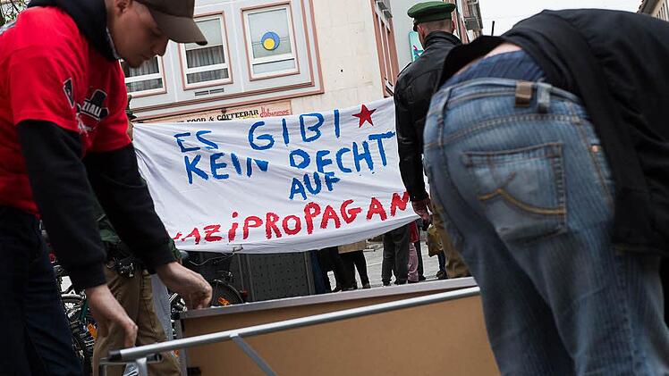 Etwa 100 Menschen demonstrierten am Samstag in Würzburg gegen einen Informationsstand des Freien Netzes Süd. Foto: Tobias Köpplinger