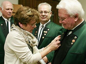Stellvertretende Vorsitzende Waltraud Schmitt heftet (v.l.) Gebhard Kiesel, Raimund Kuhn und Gisbert Reuss die Ehrennadel ans Revers. Fotos: Werner Vogel