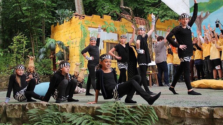 Talent und Können bewiesen die Mitglieder der Tanzgruppe. Fotos: Werner Zoufal