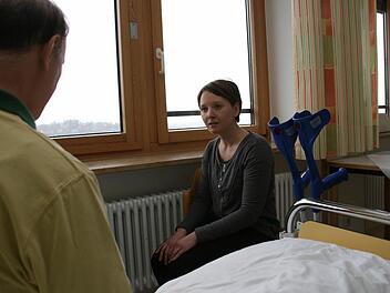 "Von Mensch zu Mensch": Kerstin Paal von der Kirchengemeinde Untersteinach besucht Frank Marks in Klinikum. Foto: Matthias Beetz