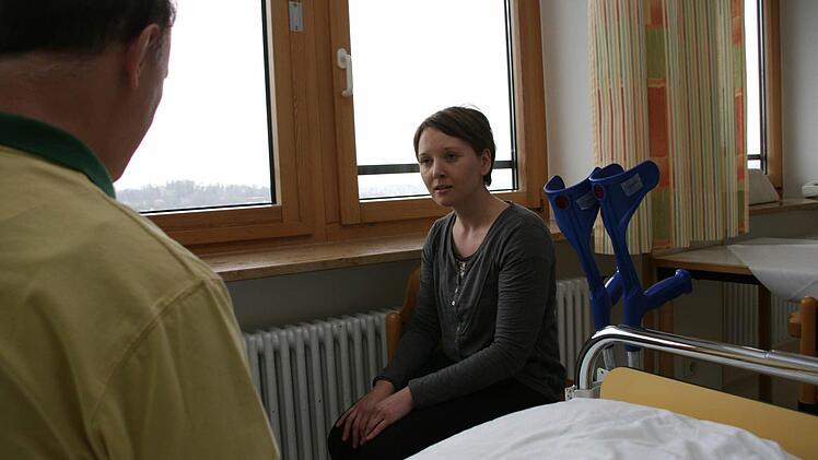 "Von Mensch zu Mensch": Kerstin Paal von der Kirchengemeinde Untersteinach besucht Frank Marks in Klinikum. Foto: Matthias Beetz