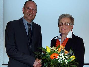 Blumen für den neuen Vorsitzenden von Zweiter Stellvertreterin Rosemarie Göhring Foto: Andreas Welz