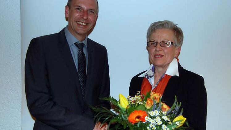 Blumen für den neuen Vorsitzenden von Zweiter Stellvertreterin Rosemarie Göhring Foto: Andreas Welz