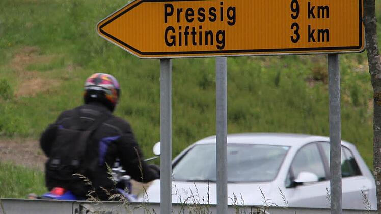 Von der Einmündung in die Staatsstraße 2200 (unser Bild) in Richtung Gifting soll die Kreisstraße 3 ausgebaut werden. Foto: Marco Meißner