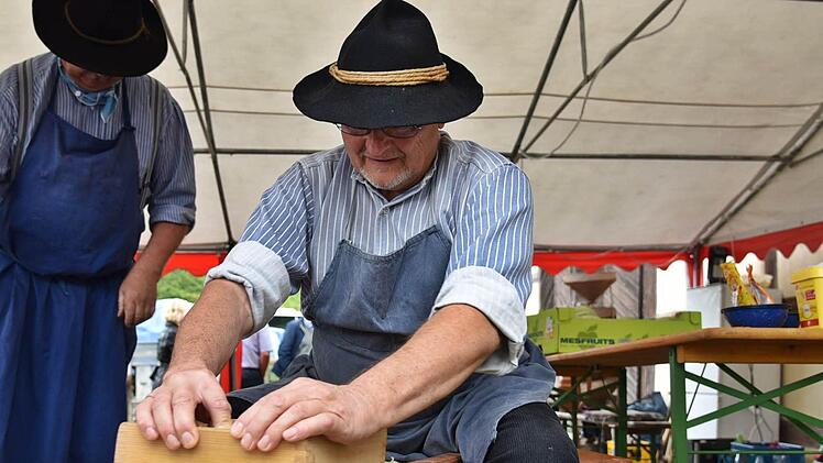 Auch das Thema der Vorratshaltung wurde aufgegriffen, Karl-Ulrich Pachale hobelte Kraut in einem Topf und erklärte, wie Sauerkraut hergestellt wird. Foto: Gabi Arnold