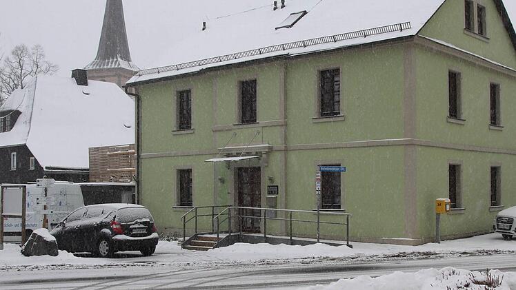 Das gemeindeeigene Ärztehaus am Marktplatz hat nun einen barrierefreien Zugang. Im Februar wird weiter umgebaut.