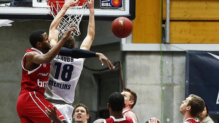 Darius Miller stört Adam Chubb beim Dunking ...
