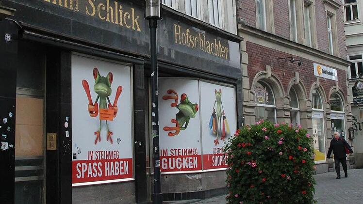 Die Frosch-Werbung, die lange am Schlick-Gebäude angebracht war, ist jetzt Vergangenheit. Foto: CT-Archiv