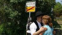 Zwischen Stolz und Tränen verabschiedet sich Mutter Gabi von ihrem Sohn.
