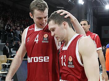 Die Bamberger Nicolo Melli (links) und Janis Strelnieks spielen ab heute mit ihren Nationen um die Teilnahme an den Olympischen Spielen. Foto: sportpress