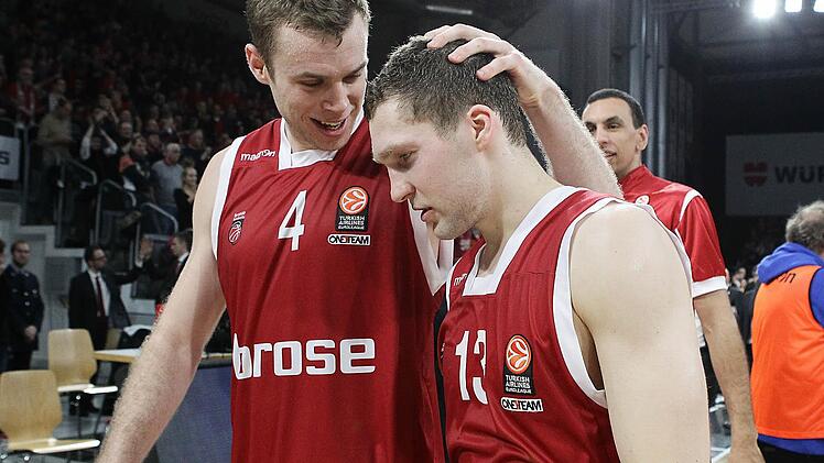 Die Bamberger Nicolo Melli (links) und Janis Strelnieks spielen ab heute mit ihren Nationen um die Teilnahme an den Olympischen Spielen. Foto: sportpress