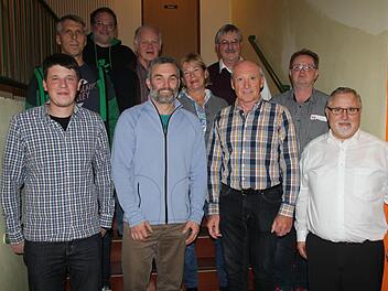 Das neue TV-Führungsteam samt Kassenprüfern. Thomas Stöhr, Johannes Müller, Eckehard Roeß, Karlheinz Krebs, Mark Waiblinger, Barbara Gemeinhardt, Herbert Stang, Edi Schneider, Achim Dietz und Heinrich Deringer (von links nach rechts). Foto: Ralf Kestel