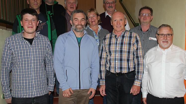Das neue TV-Führungsteam samt Kassenprüfern. Thomas Stöhr, Johannes Müller, Eckehard Roeß, Karlheinz Krebs, Mark Waiblinger, Barbara Gemeinhardt, Herbert Stang, Edi Schneider, Achim Dietz und Heinrich Deringer (von links nach rechts). Foto: Ralf Kestel