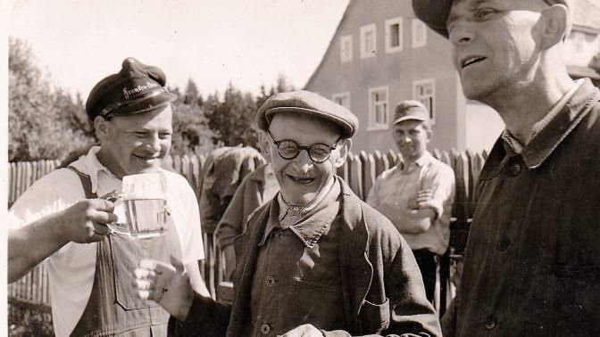 Beste Stimmung beim Zeltaufbau durch den Gesangverein 1958.