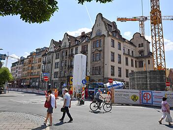 Die Stabilität des Hauses an der Promenade (rechts) ist laut der Sparkasse Bamberg gefährdet. Für die Dauer der Sicherung des denkmalgeschützten Gebäudes wurde die Baustelle in die Promenadestraße Richtung Schönleinsplatz verlängert. Foto: Ronald Rinklef
