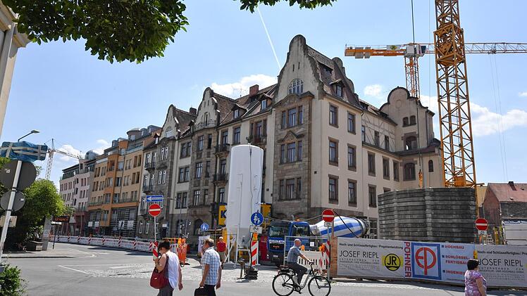 Die Stabilität des Hauses an der Promenade (rechts) ist laut der Sparkasse Bamberg gefährdet. Für die Dauer der Sicherung des denkmalgeschützten Gebäudes wurde die Baustelle in die Promenadestraße Richtung Schönleinsplatz verlängert. Foto: Ronald Rinklef