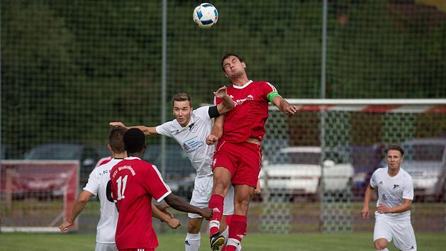 TSV Wei&szlig;enbrunn - FC Burgkunstadt: Ferdinad Mayr (rotes Trikot) setzt sich bei diesem Kopfballduell gegen G&auml;stespieler Maximilian Stammberger durch. Foto: Heinrich Wei&szlig;