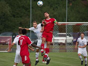 TSV Wei&szlig;enbrunn - FC Burgkunstadt: Ferdinad Mayr (rotes Trikot) setzt sich bei diesem Kopfballduell gegen G&auml;stespieler Maximilian Stammberger durch. Foto: Heinrich Wei&szlig;