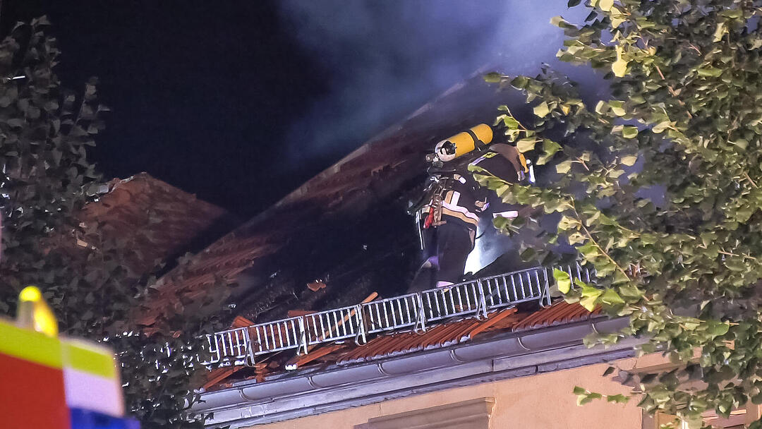 Dachstuhl von Einfamilienhaus in Retzstadt brennt aus