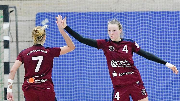 Gelungene Aktion: Die siebenfache Torsch&uuml;tzin Sarah Stephan (r.) klatscht mit Laura Wedrich ab. Genau wie der Rest des Teams zeigten die beiden in Vechta unb&auml;ndigen Willen und Leidenschaft. Foto: Sportfoto Zink/Archiv