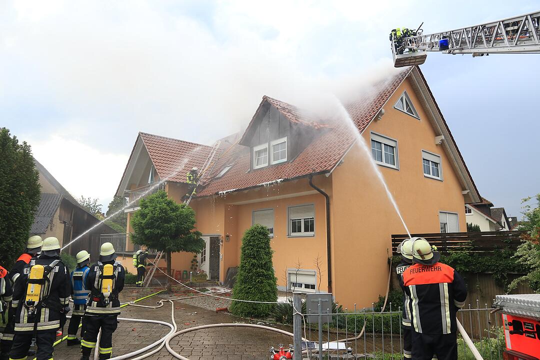 Blitzeinschlag: Dachstuhl geht nach Gewitter in Flammen auf
