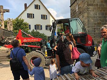 Spielen auf einem echten Bagger und mit einem Radlader, das durften die Kinder in Hallstadt auf einer echten Baustelle - am Marktplatz.Foto: Anette Schreiber