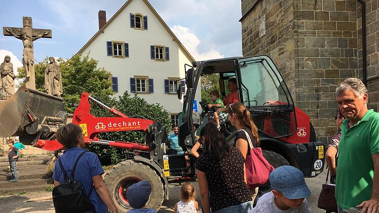 Spielen auf einem echten Bagger und mit einem Radlader, das durften die Kinder in Hallstadt auf einer echten Baustelle - am Marktplatz.Foto: Anette Schreiber