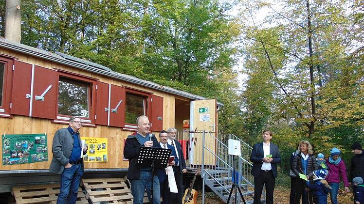 Bei der Einweihung des Waldkindergartens Foto: Petra Malbrich