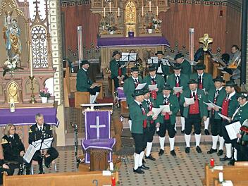Das Klarinettenquartett der Bergmannskapelle Stockheim begleitete in diesem Jahr das Adventssingen mit der Gesangs- und Bläsergruppe des Volkstrachtenvereins "Zechgemeinschaft Neukenroth". Foto: Joachim Beez