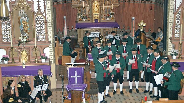 Das Klarinettenquartett der Bergmannskapelle Stockheim begleitete in diesem Jahr das Adventssingen mit der Gesangs- und Bläsergruppe des Volkstrachtenvereins "Zechgemeinschaft Neukenroth". Foto: Joachim Beez