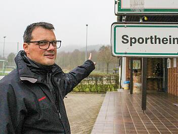 Vorsitzender Alexander Graf vor dem Sportheim in Friesen - 2019 werden hier rund 250 000 Euro investiert.  Foto: Anna-Lena Deuerling