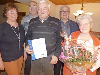 Schriftführerin Berta Potzler (von links), Kassierer Richard Redel, der für 25 Jahre Mitgliedschaft geehrte Hans Weidinger, Vorsitzender Heinrich Hofmann und die langjährige Betreuerin und Mitglied im Vorstandsteam, Ilse Deinlein, die verabschiedet wurde Foto: Thomas Weichert