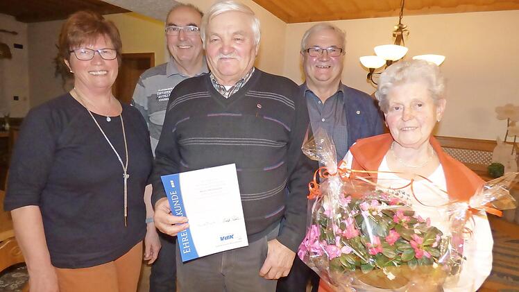 Schriftführerin Berta Potzler (von links), Kassierer Richard Redel, der für 25 Jahre Mitgliedschaft geehrte Hans Weidinger, Vorsitzender Heinrich Hofmann und die langjährige Betreuerin und Mitglied im Vorstandsteam, Ilse Deinlein, die verabschiedet wurde Foto: Thomas Weichert