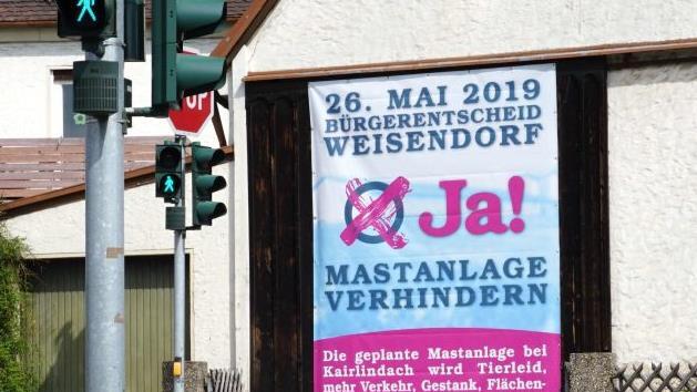 Mit großflächigen Transparenten werben die Bürgerinitiative und die Grünen für eine Verhinderung der Mastanlage.    Foto: Richard Sänger