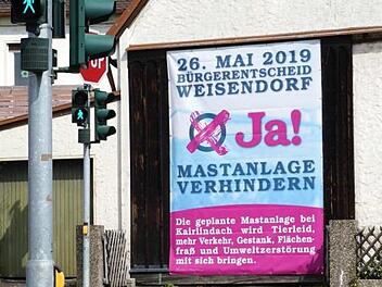 Mit großflächigen Transparenten werben die Bürgerinitiative und die Grünen für eine Verhinderung der Mastanlage.    Foto: Richard Sänger