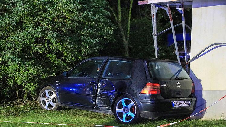 Ein junger Autofahrer rammt kurz vor Mitternacht ein Bauger&uuml;st in Oberfranken. Foto: News5/Merzbach