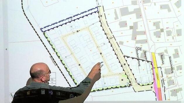 Werner Pongratz erl&auml;uterte den Bebauungsplan. Foto: Britta Schnake