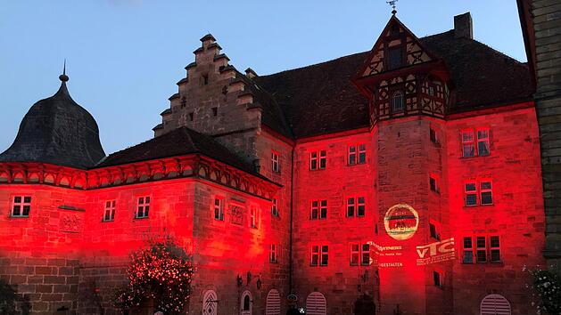 Vor zwei Jahren besang Chris de Burgh dort seine "Lady in red", am Montag leuchtete die Eyrichsh&ouml;fer Schlossfassade in Rot.