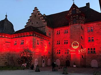 Vor zwei Jahren besang Chris de Burgh dort seine "Lady in red", am Montag leuchtete die Eyrichshöfer Schlossfassade in Rot.
