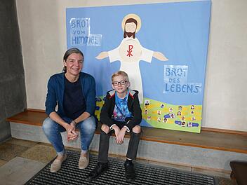 Balthasar Münzel und seine Mutter Anja in der St. Heinrich-Kirche, in der der Bub die Erstkommunion empfangen wird.  Foto: Marion Krüger-Hundrup